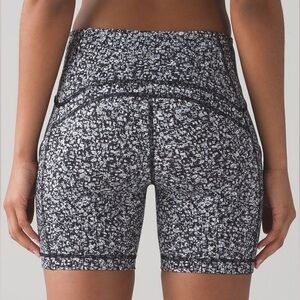 Lululemon Sole Training Short Daisy Dust Alpine W7AG6S White Black/Black size 6